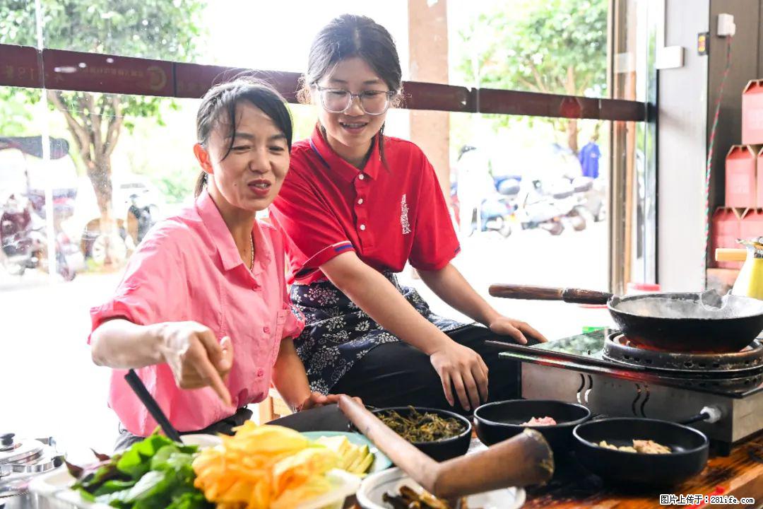 全网追的“扁担女孩”,找了一份暑假工,时薪12元 - 南阳生活资讯 - 南阳28生活网 ny.28life.com