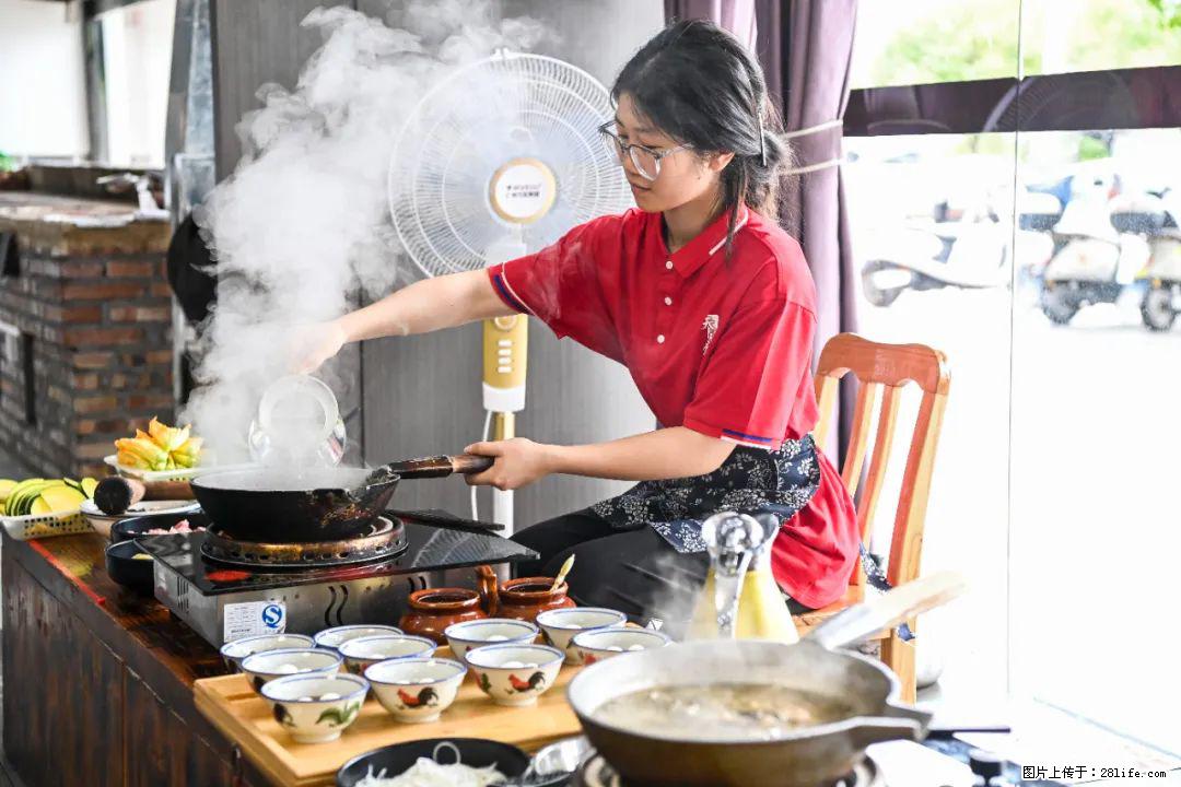 全网追的“扁担女孩”,找了一份暑假工,时薪12元 - 南阳生活资讯 - 南阳28生活网 ny.28life.com